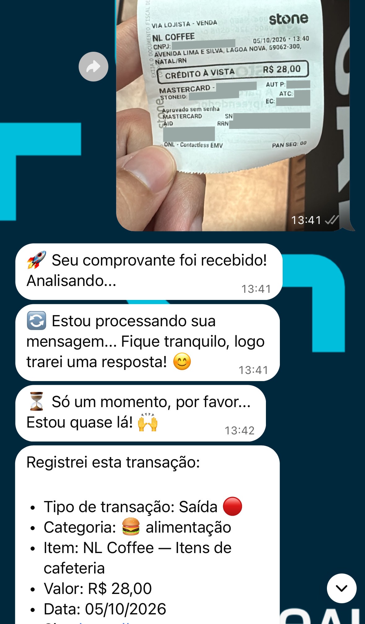 Conversa no WhatsApp: a pessoa envia a foto de um comprovante de R$ 28,00 e o LanceAI responde “Registrei esta transação”, com tipo, categoria, item, valor e data